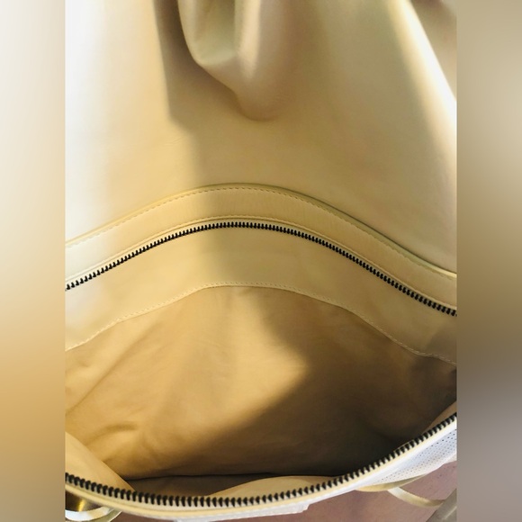 Bottega Veneta Leather Back Pack. Off white Color. Rare & unique. - Picture 3 of 9